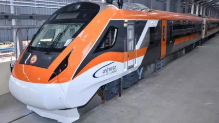 वंदे भारत ट्रेन में खौफनाक वारदात: एग्जीक्यूटिव कोच में 7-8 दबंगों ने की यात्री की बेरहमी से पिटाई, नाक-कान से बहा खून, रेलवे पर उठे सवाल