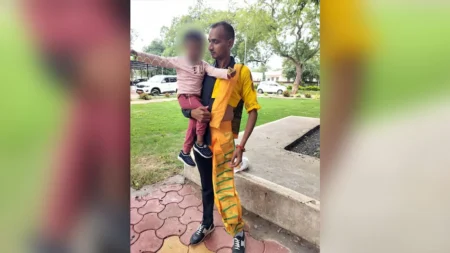 अर्धनारीश्वर रूप में बेटे को लेकर कोर्ट पहुंचा पिता, अपहरण केस में किया आत्मसमर्पण