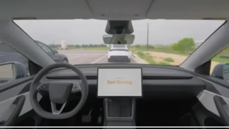 टेस्ला कार फैक्ट्री से बिना ड्राइवर मालिक के घर पहुंची:ऐसा दुनिया में पहली बार हुआ, ऑटो ड्राइव कार की शुरुआती कीमत ₹34 लाख