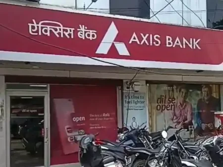 AXIS Bank मैनेजर ने किया लाखों का Scam,केस दर्ज
