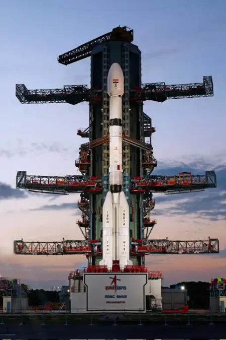 NISAR Satellite Launch: पृथ्वी का ‘MRI स्कैनर’ है NISAR, प्राकृतिक आपदाओं का पहले से देगा अलर्ट इसरो-नासा का सबसे महंगा और ताकतवर सैटेलाइट 'निसार' लॉन्च- KHABER AAJ KI