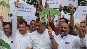 गिरगिट लेकर विधानसभा पहुंचे कांग्रेस विधायक, BJP नेता बोले- हम इंसान, कांग्रेसी खुद गिरगिट - KHABER AAJ KI