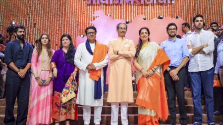 राज-उद्धव ने मिलाया हाथ “भाई-भाई एकसाथ, लेकिन कुर्सी की कुश्ती अभी बाकी !”