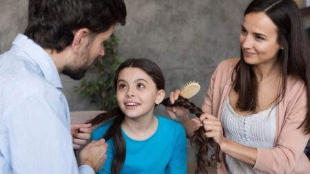 बेटियों का बचपन छीन रहीं मां-बाप की 4 आदतें!