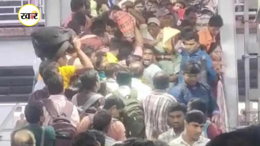 भगदड़ में करीब 10 से 12 लोग घायल