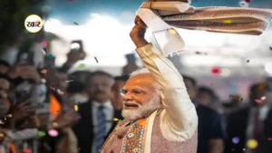 पीएम मोदी ने अपना गमछा लहराकर अभिवादन किया