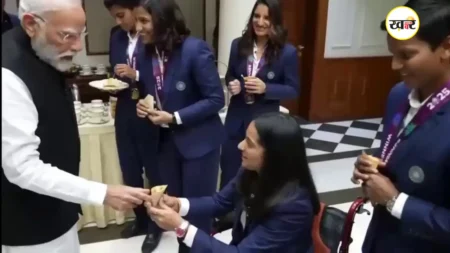 Women Cricket Team:PM मोदी ने व्हीलचेयर पर बैठीं प्रतीका रावल को परोसा खाना, मुस्कान ने जीत लिया लोगों का दिल, कहा यही है असली नेता प्रधानमंत्री नरेंद्र मोदी ने महिला विश्व कप विजेता भारतीय टीम से मुलाकात की