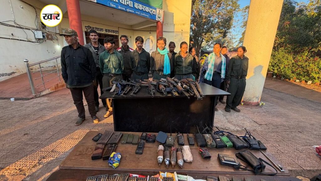 छत्तीसगढ़ में नक्सलियों ने डाले हथियार