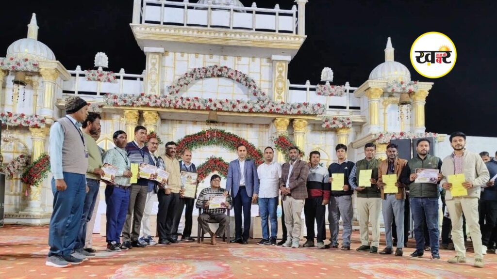 SIR पूरा होने पर बीएलओ के साथ नाचे SDM-KHABERAAJKI