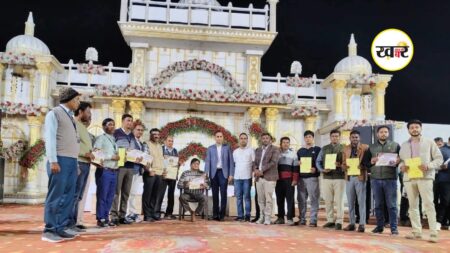 SIR तनाव के बीच चौमूं में जश्न: SDM दिलीप सिंह राठौड़ ने BLO के साथ डांस कर बढ़ाया मनोबल SIR पूरा होने पर बीएलओ के साथ नाचे SDM-KHABERAAJKI