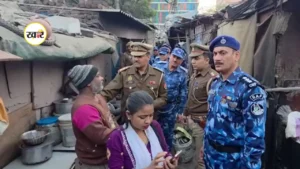 SHO ने पीठ पर लगाई ‘नागरिकता जांच मशीन