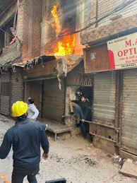 वाराणसी में बुलडोज़र कार्रवाई के बीच व्यापारी का आत्मदाह, दालमंडी में हड़कंप
