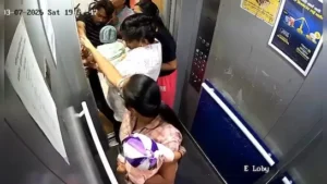 पुणे: लिफ्ट के दरवाजे में फंसा नन्ही बच्ची का हाथ, चीख‑पुकार के बीच बची जान, VIDEO VIRAL