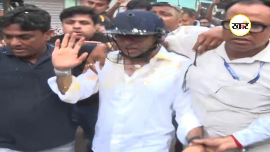 प्रदर्शनकारियों ने अभिषेक बनर्जी पर अंडे फेंके