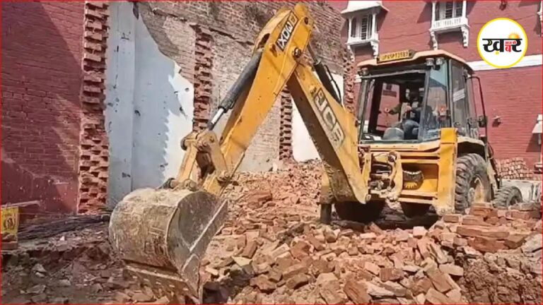 यमुना बाजार में O जोन क्षेत्र में अतिक्रमण पर बुलडोजर एक्शन