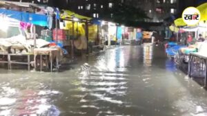 भारी बारिश की वजह से मुंबई में जनजीवन अस्त व्यस्त हो गया है.