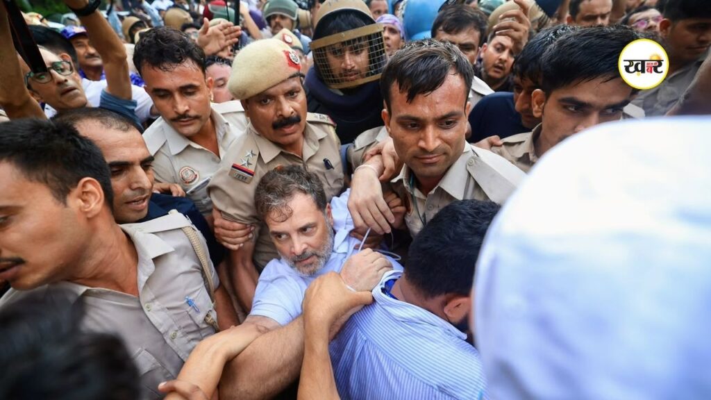 राहुल गांधी और अखिलेश यादव को पुलिस ने हिरासत में लिया